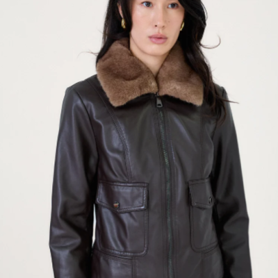 Casaco de pele castanha escura com colarinho de pelo castanho e bolsos frontais