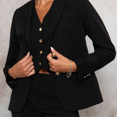 Conjunto de fato feminino preto com blazer, colete e calças com botões dourados