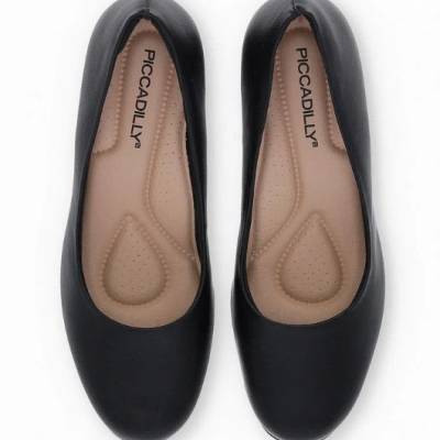 Par de sapatilhas femininas pretas com interior almofadado bege da marca PICCADILLY