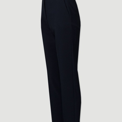 Calças pretas com rachas na bainha