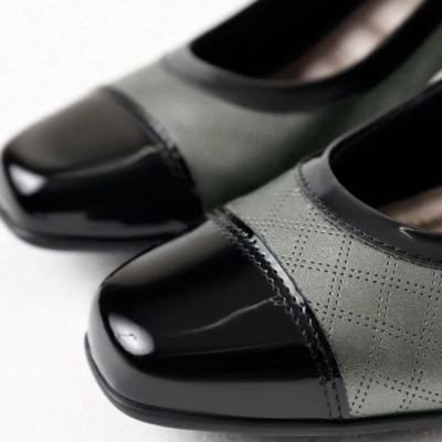 Sapatos femininos cinza e preto com biqueira verniz