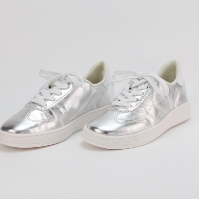 Par de sapatilhas prateadas metálicas com sola branca e atacadores brancos