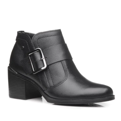 Botim preto em pele com fivela e salto médio