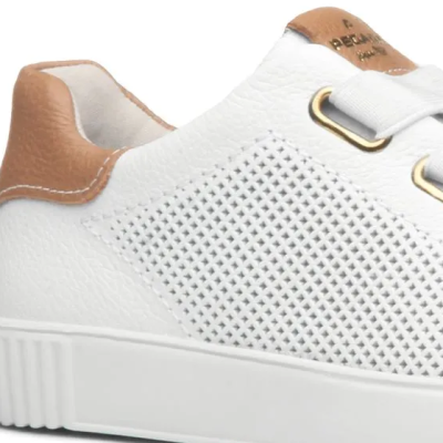 Sapatilha branca com detalhe castanho e textura perfurada lateral