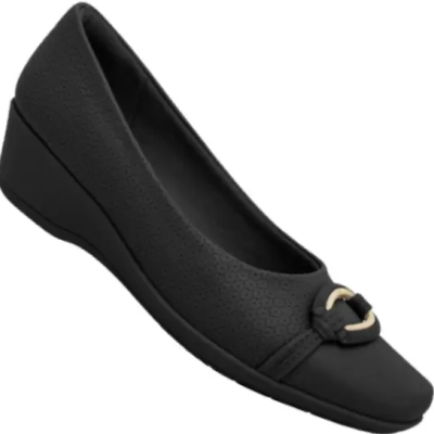 Sapato de senhora preto com cunha e detalhe metálico dourado