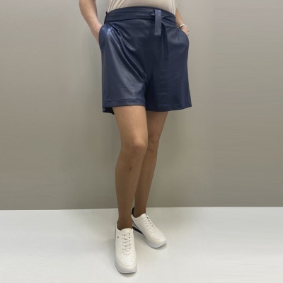 Calções femininos azul escuro com cinto e bolso