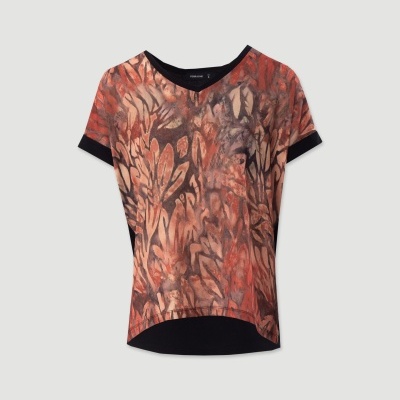 T-shirt feminina estampada com padrão folhoso em tons de laranja e preto