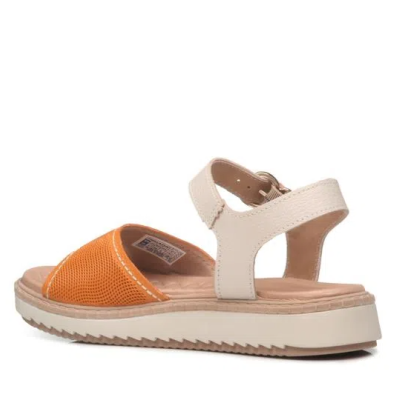Sandália feminina laranja e bege com sola branca e tira ajustável