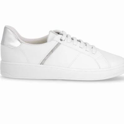 Ténis branco de pele com detalhe prateado no calcanhar