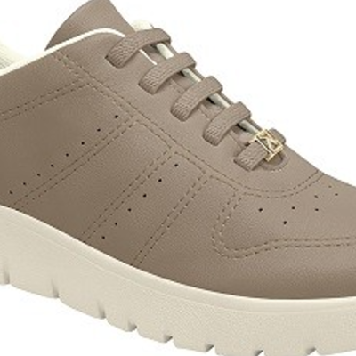 Ténis bege claro com sola branca e atacadores