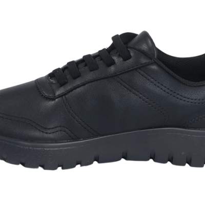 Tênis preto masculino em material sintético com solado grosso