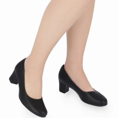 Sapatos pretos de salto médio com acabamento liso e bico arredondado