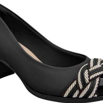 Sapato preto de salto médio com biqueira brilhante e detalhe trançado