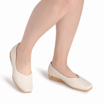 Sapatilhas bege femininas com salto baixo e detalhe dourado