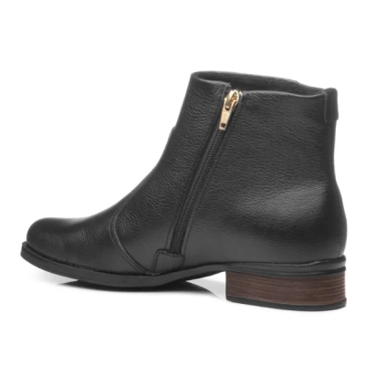 Botim preto em pele com fecho de correr lateral e salto castanho