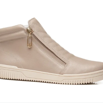 Bota bege clara com fecho de correr dourado lateral e sola clara antiderrapante