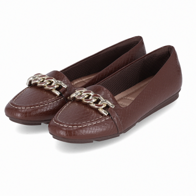 Mocassins femininos castanhos com corrente dourada