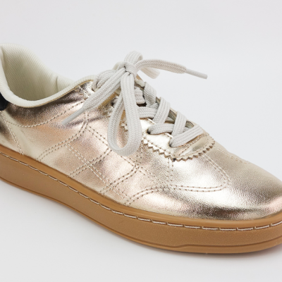 Ténis feminino dourado com sola castanha e atacadores brancos