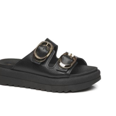 Sandália preta de plataforma com duas fivelas metálicas douradas