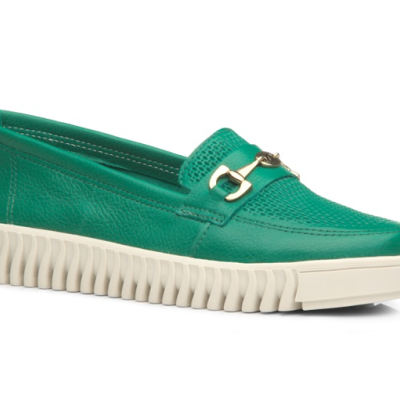 Sapato mocassim verde com detalhe metálico e sola branca texturizada