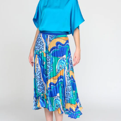 Saia midi assimétrica com padrão colorido e blusa azul