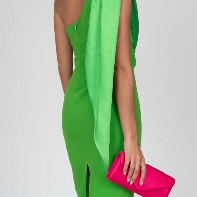Vestido verde de um ombro só com carteira rosa