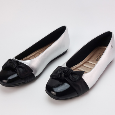 Sapatilhas femininas prata com biqueira preta e laço.