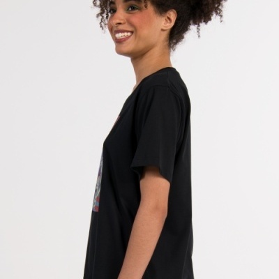 T-shirt preta de manga curta com estampado frontal e calças verdes