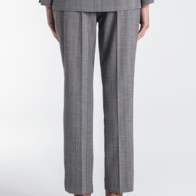 Calças de fato cinza com padrão quadriculado e sapatos brancos vistas de trás