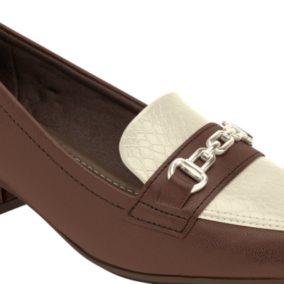 sapato castanho e bege com salto baixo e fivela metálica prateada