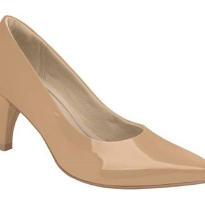 Sapato de salto alto em verniz bege com bico pontiagudo
