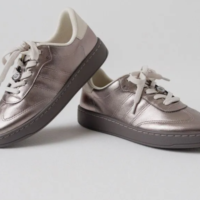 Ténis metálicos prateados com sola preta e atacadores brancos