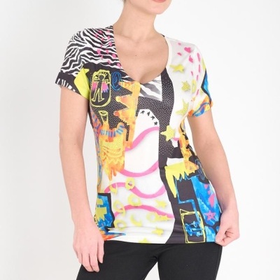 T-shirt colorida feminina com padrão gráfico vibrante e decote em V