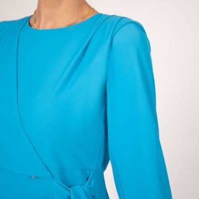 Vestido azul de mulher com laço na cintura e mangas compridas