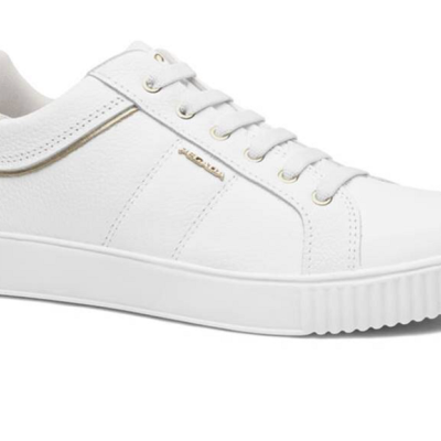 Ténis branco casual com detalhe bege no calcanhar e solo de borracha