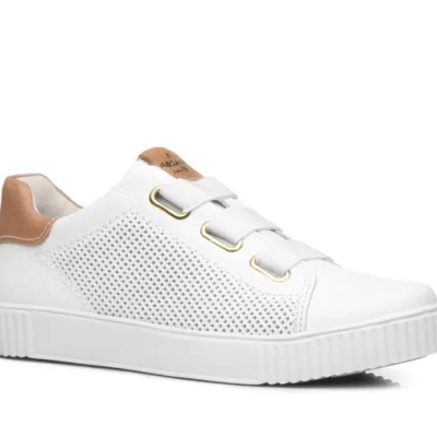 Ténis branco com detalhes castanhos e dourados, padrão perfurado e sola branca