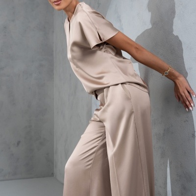 Conjunto feminino bege claro com blusa de manga curta e calças largas