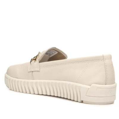 Sapato mocassim feminino bege com sola branca e fecho metálico dourado