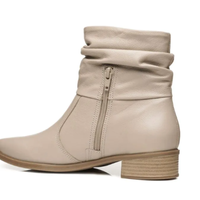 Bota de cano médio bege com fecho zip lateral