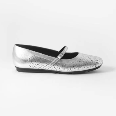 Sapatilha feminina prateada com tira e padrão perfurado