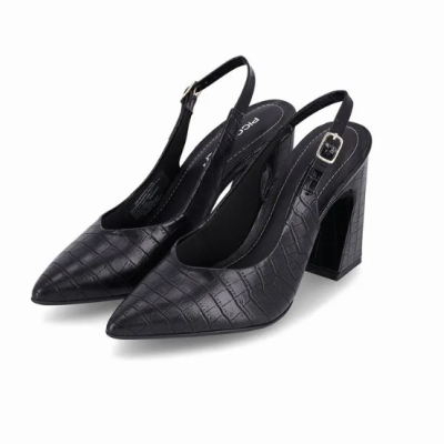 Sapatos de salto alto pretos com textura tipo pele de crocodilo e alça com fivela