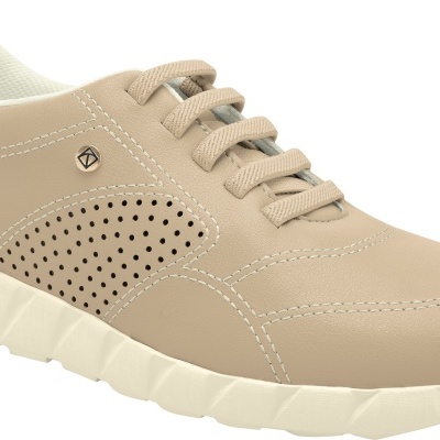 Sapatilha desportiva bege com sola branca e detalhes perfurados