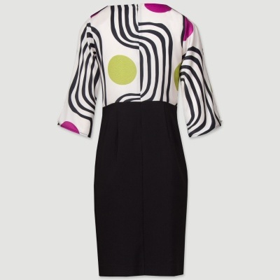 Vestido com parte superior estampada em branco, preto, verde e rosa e parte inferior preta.