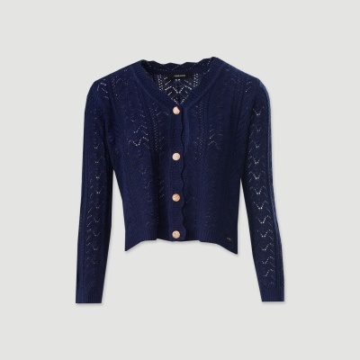 Casaco azul escuro de malha com botões castanhos claros