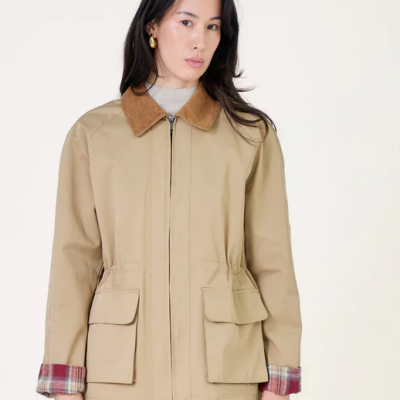 Casaco bege com gola castanha e punhos xadrez