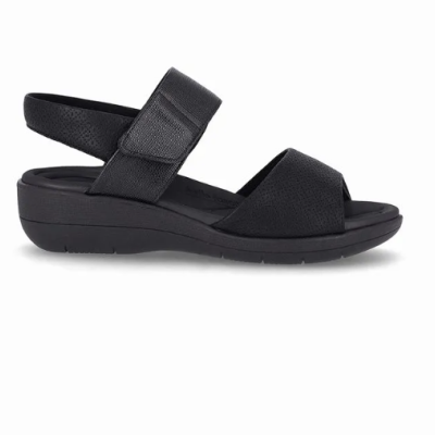 Sandália preta feminina com sola de cunha baixa e tiras largas em velcro