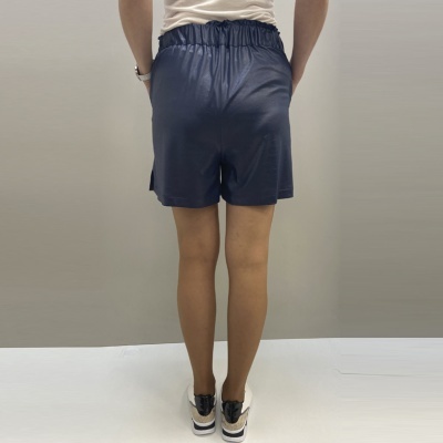 Pessoa de costas a usar calções azul escuro com cintura elástica e t-shirt branca.