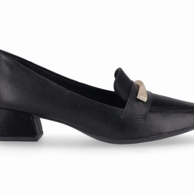 Sapato social feminino preto com salto médio e detalhe metálico