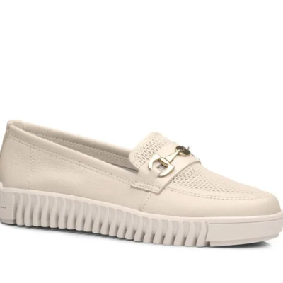 Sapato mocassim feminino branco em pele com detalhe metálico dourado