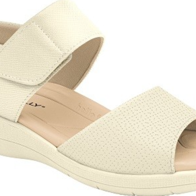 Sandália creme feminina com duas tiras largas e sola acolchoada